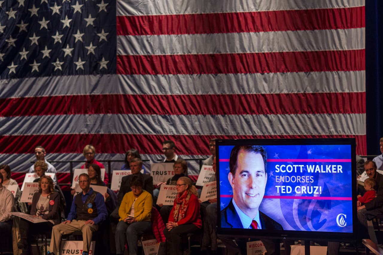 Una televisión en un evento de Cruz muestra el respaldo de Scott Walker
