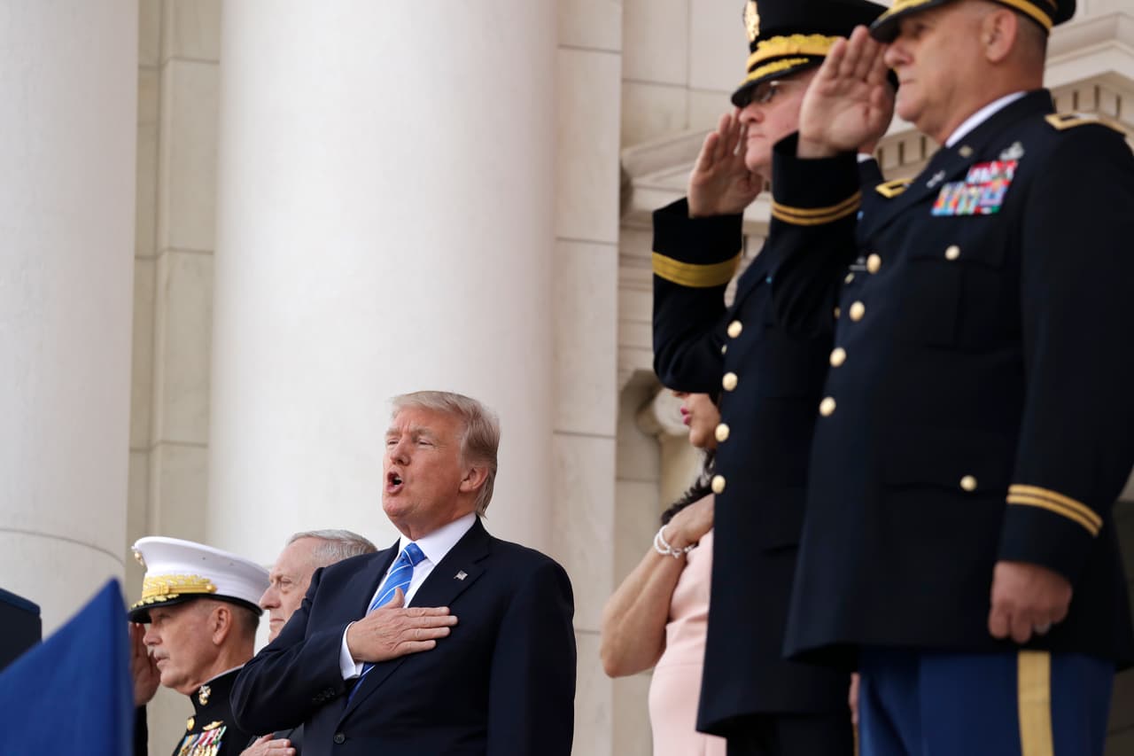 Previo a su discurso, Trump cantó el himno nacional durante la ceremonia en el Cementerio Nacional de Arlington. (AP/Evan Nucci)