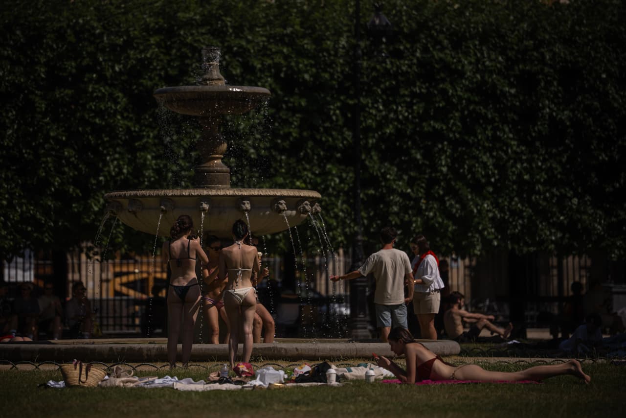 Las fuentes parisinas se transforman en balnearios. Tan solo en Francia han fallecido más de 1,000 personas por las altas temperaturas que oscilan entre los 100 y 105 grados.