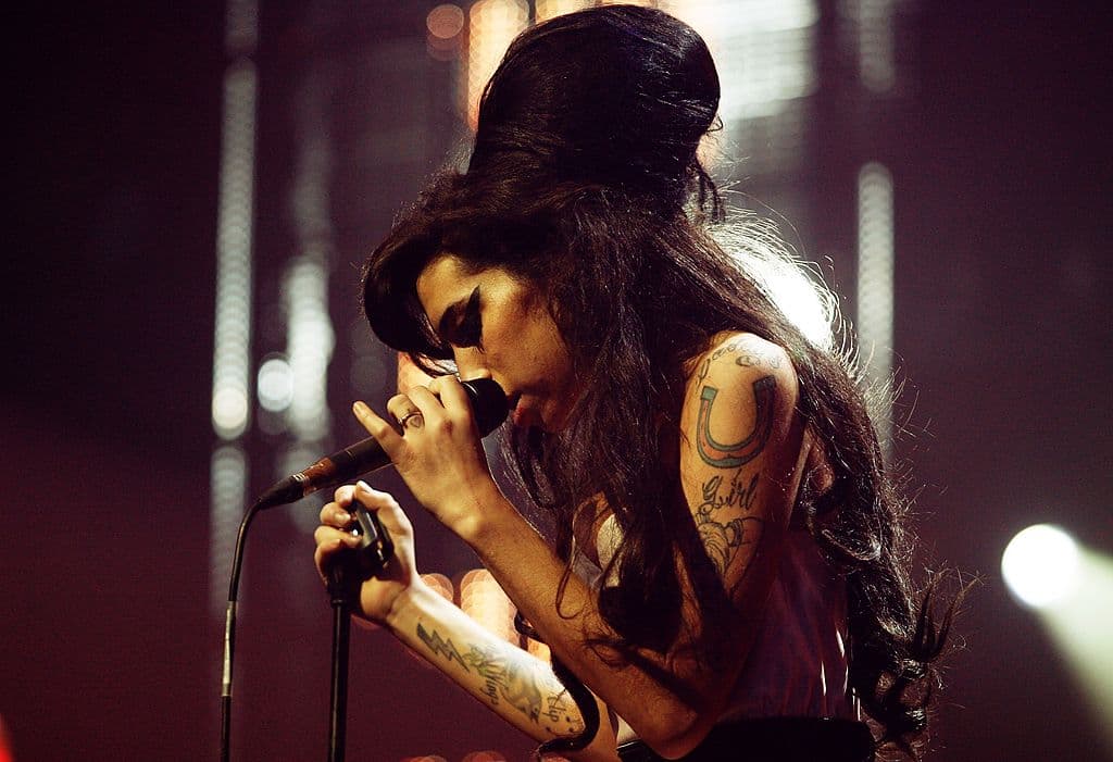 Winehouse fue ingresada en el 2006 a un centro de 
<a href="https://www.univision.com/temas/rehabilitacion">rehabilitación</a> para tratar sus problemas de abuso del alcohol. Sin embargo la estrella desistió de este tratamiento y en su lugar sacó su segundo álbum 
<i><b>Back to Black </b></i>donde se incluye el sencillo 
<i><b>Rehab </b></i>que narra su experiencia en como se negó a recibir tratamiento. 
<br>
<br>
<b>"Intentaron hacerme ir a rehabilitación. Pero yo dije no, no, no", </b>cantaba en una de sus canciones más resonadas.