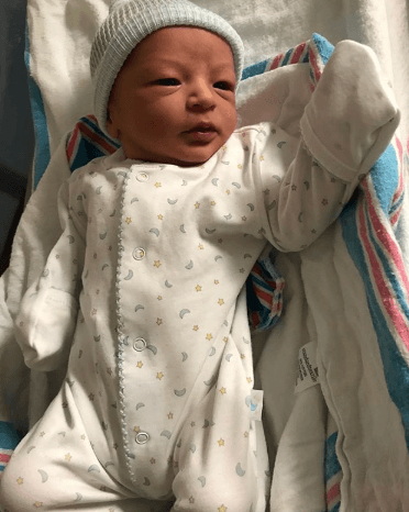 Ojitos abiertos y listo para conocer el mundo. Así vimos a Gael a los dos días de nacido.