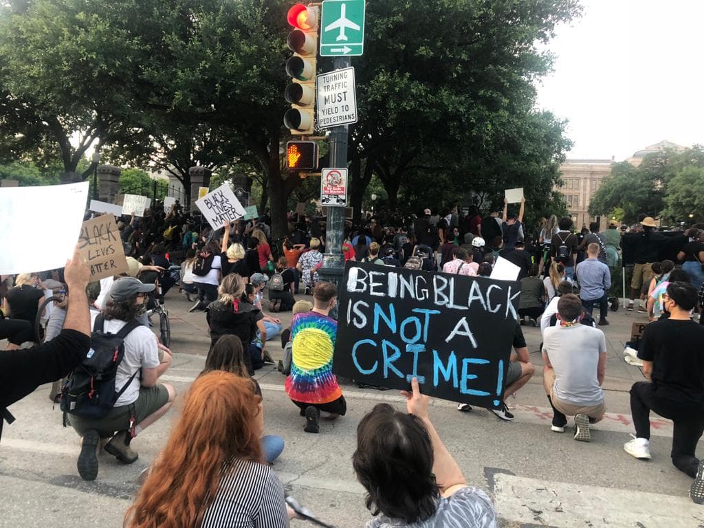 Por quinto día consecutivo,
<a href="https://www.univision.com/local/austin-kakw/dos-jovenes-resultan-hospitalizados-tras-enfrentamiento-con-policias-en-protesta-el-fin-de-semana">decenas de personas se dieron cita en el centro de Austin para marchar y protestar contra el racismo y la brutalidad policiaca</a>, luego de las muertes de
<a href="https://www.univision.com/local/austin-kakw/permanecen-las-manifestaciones-en-austin-por-la-brutalidad-policiaca-y-la-muerte-de-george-floyd">George Floyd y Mike Ramos a manos de agentes de la policía.</a>