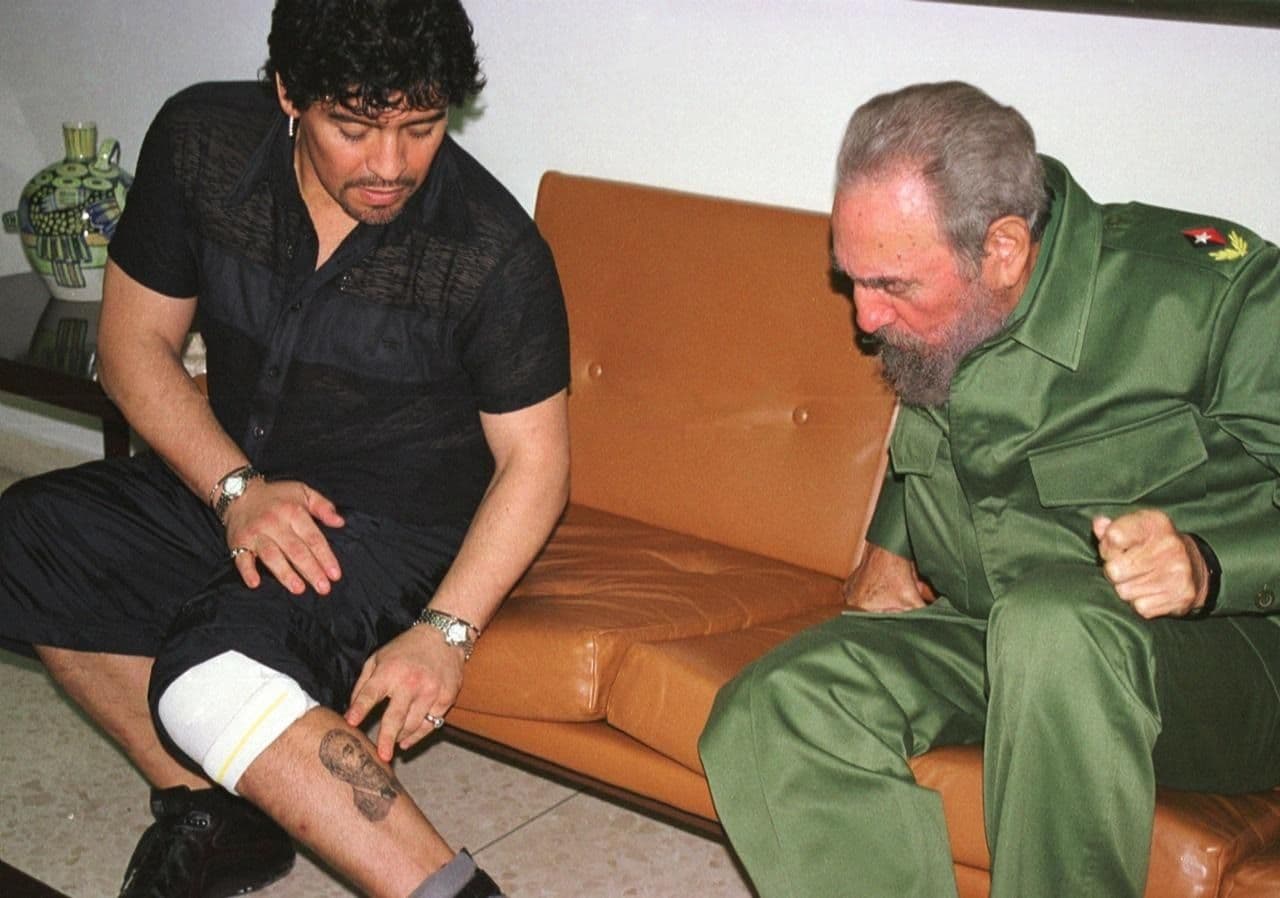 El día que Maradona le mostró a Fidel el tatuaje que recién se había realizado en su honor.