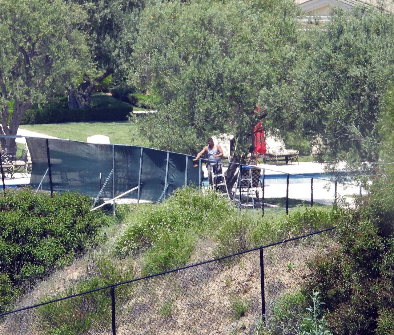 También se asegura que la casa está 
<b><a href="https://www.univision.com/shows/el-gordo-y-la-flaca/esta-es-la-lujosa-mansion-en-la-que-viven-harry-y-meghan-y-por-la-que-no-pagan-un-centavo-de-renta-video" target="_blank">"rodeada de cámaras de seguridad"</a></b> que permiten a los inquilinos darse cuenta de lo que sucede a los alrededores. 
<br>