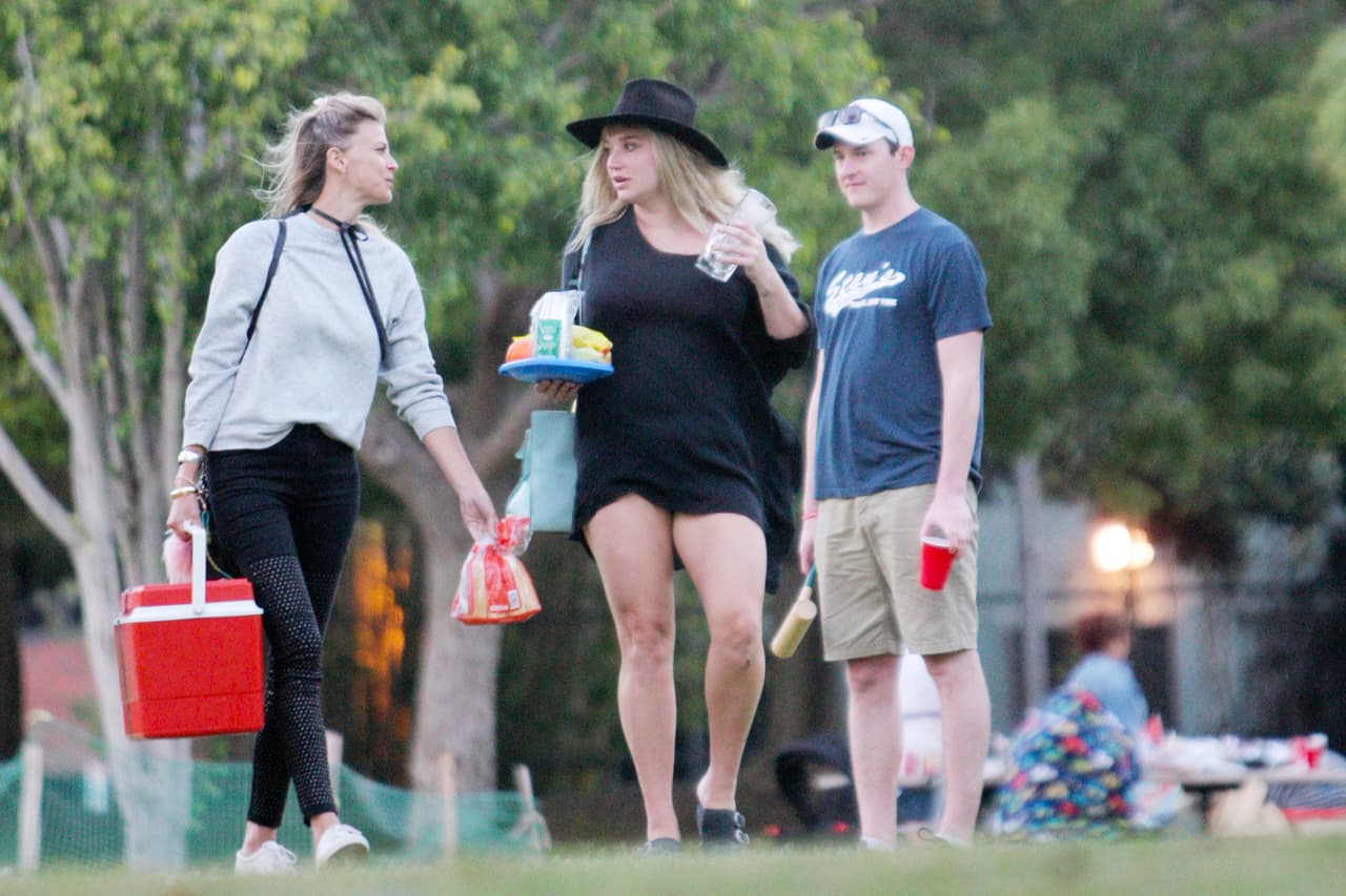 Las cámaras la captaron en el Clover Park de Santa Mónica.