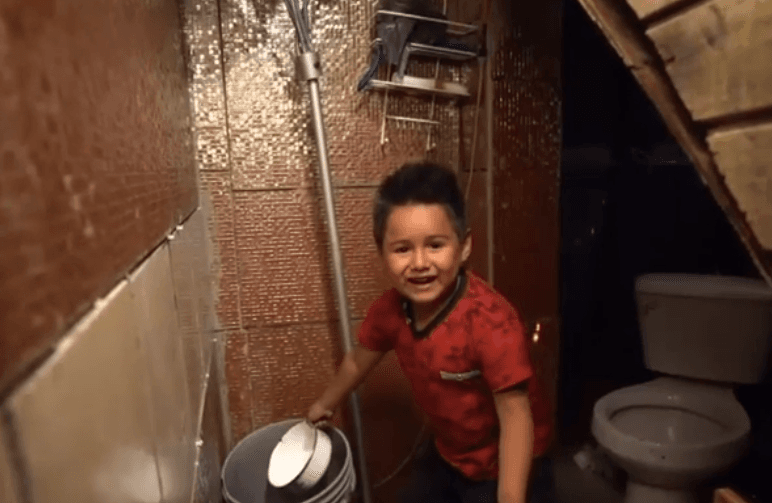 Pese a las carencias económicas, Giovani, de cinco años, ha crecido como un niño feliz.