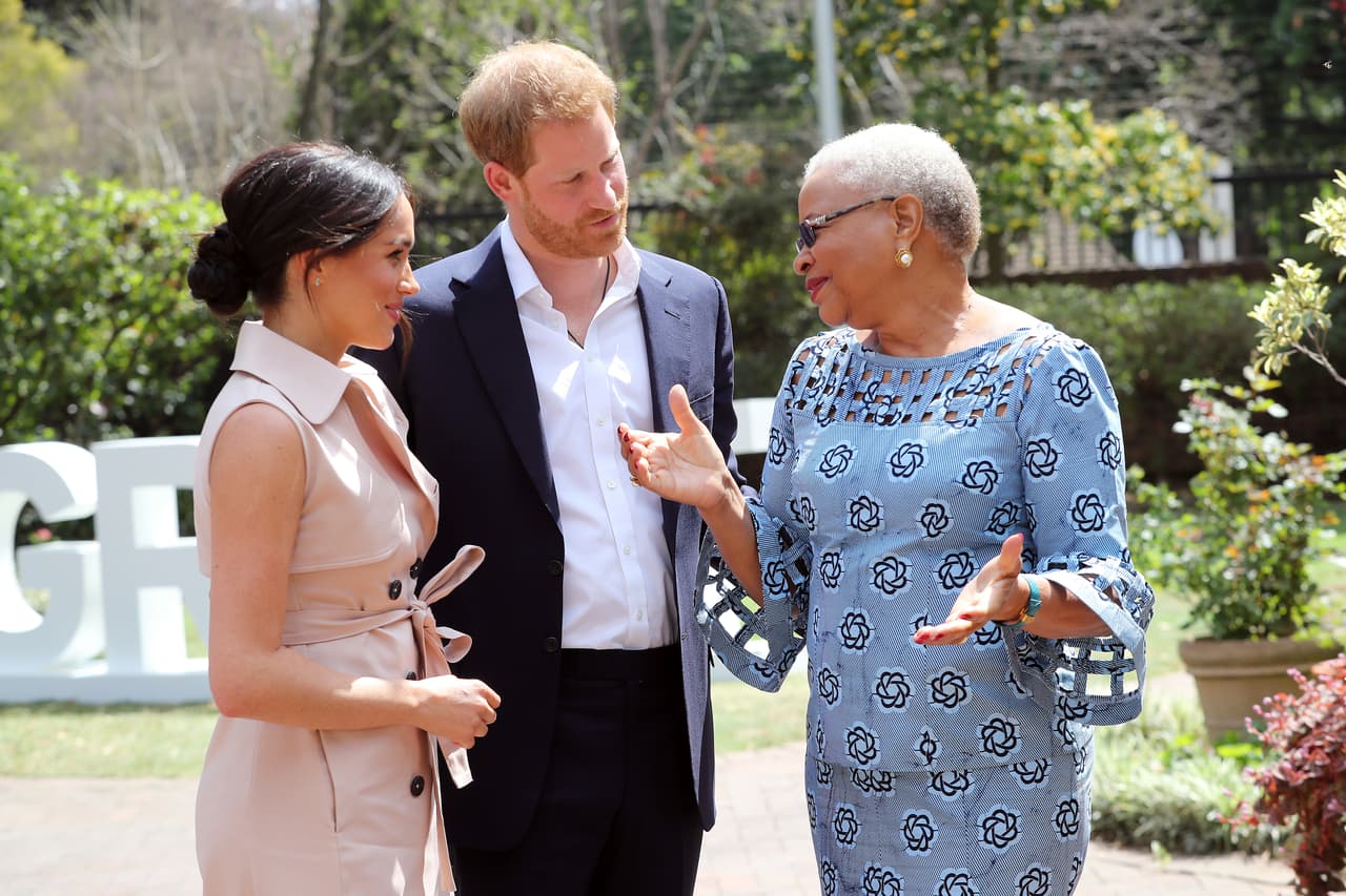 Se tiene previsto que The Foundation of the D&D of Sussex sea presentada oficialmente en el verano de 2020, aspirando a ser una de las organizaciones filantrópicas más grandes del mundo, reportó la revista
<b><a href="https://mx.hola.com/realeza/casa_inglesa/20191217156512/megan-markle-principe-harry-regreso-retiro/" target="_blank">Hola.</a></b>
<br>