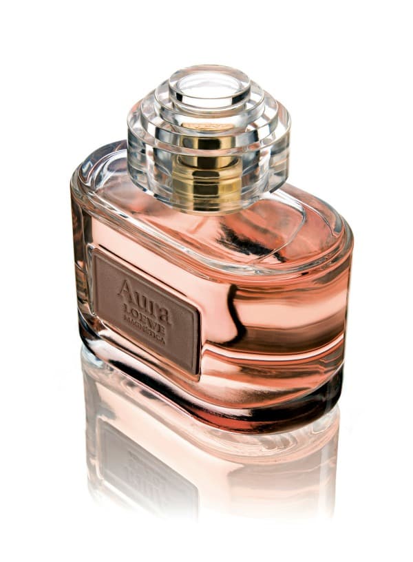 Halo misterioso. Aura Magnética es el aura más femenina, adictiva y atractiva que Loewe ha creado. El Eau de Parfum es floral pero con un toque amaderado. La vainilla le da un delicioso toque femenino, mientras que el almizcle le da un acabado aterciopelado. Es perfecto para una mujer inspiradora y enigmática. (120ml / 125 USD)