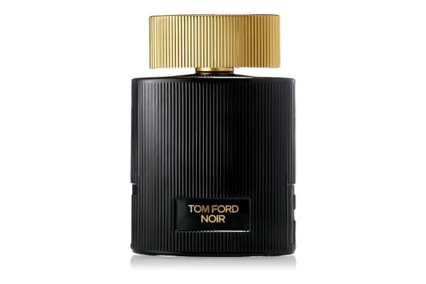 Elixir de lujo. Tom Ford vuelve a seducir nuestro sentido del olfato con Noir Pour Femme. Esta nueva fragancia es femenina pero a la vez tiene acentos masculinos, gracias a sus notas de bergamota, jengibre, jazmín, vainilla y ámbar. Noir Pour Femme interpreta diferentes etapas de la mujer y logra una esencia íntima floral-oriental. (100 ml, 165 USD)