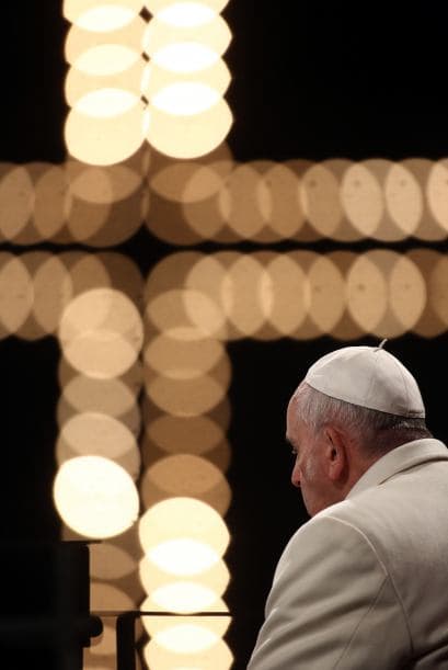 "Guíanos Jesús de la cruz a la resurrección. Enséñanos que el mal no tendrá la última palabra, sino el amor, la misericordia y el perdón", proclamó Bergoglio.