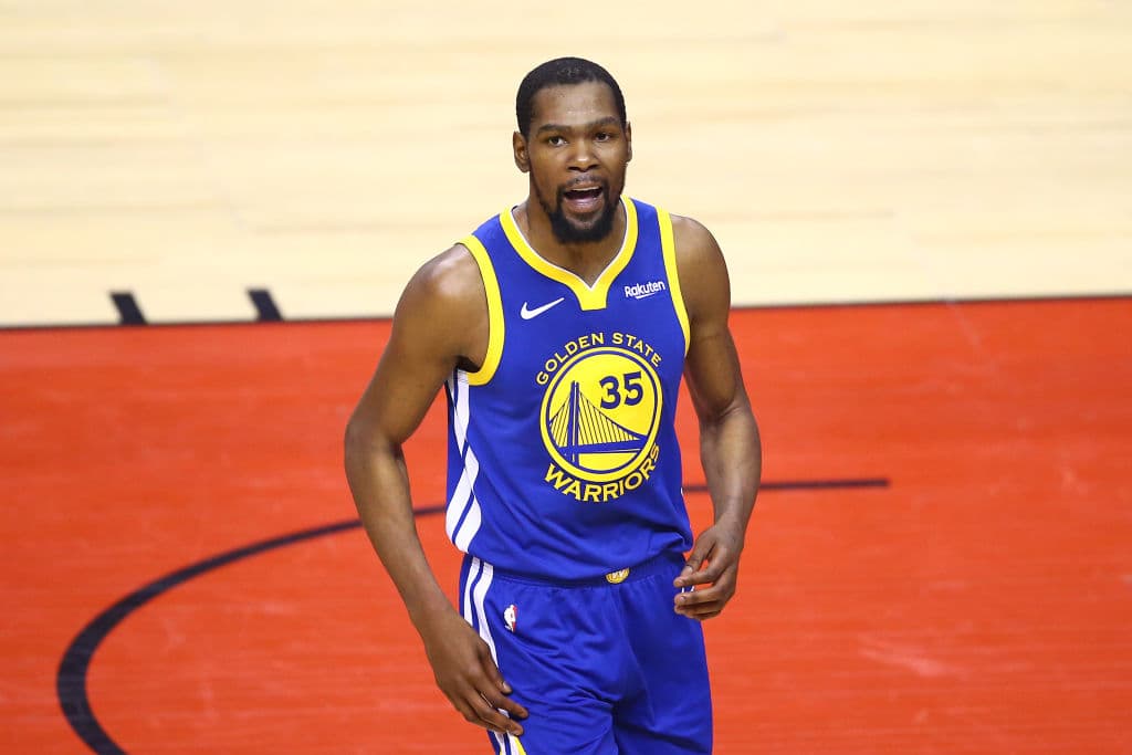 <b>Kevin Durant</b> deja a los 
<b>Golden State Warriors</b>, para firmar por cuatro temporadas y un pacto por 164 millones de dólares con los 
<b>Brooklyn Nets</b>. Y no llega solo.