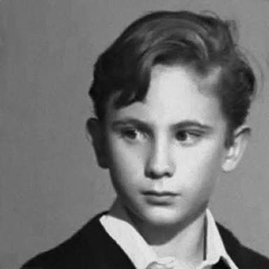 Su talento y popularidad lo ayudaron a conseguir oportunidades en cine. En 1987 protagonizó 'Mariana, Mariana', filme basado en la novela 'Las batallas en el desierto', de José Emilio Pacheco, junto a Pedro Armendáriz Jr. y Elizabeth Aguilar.