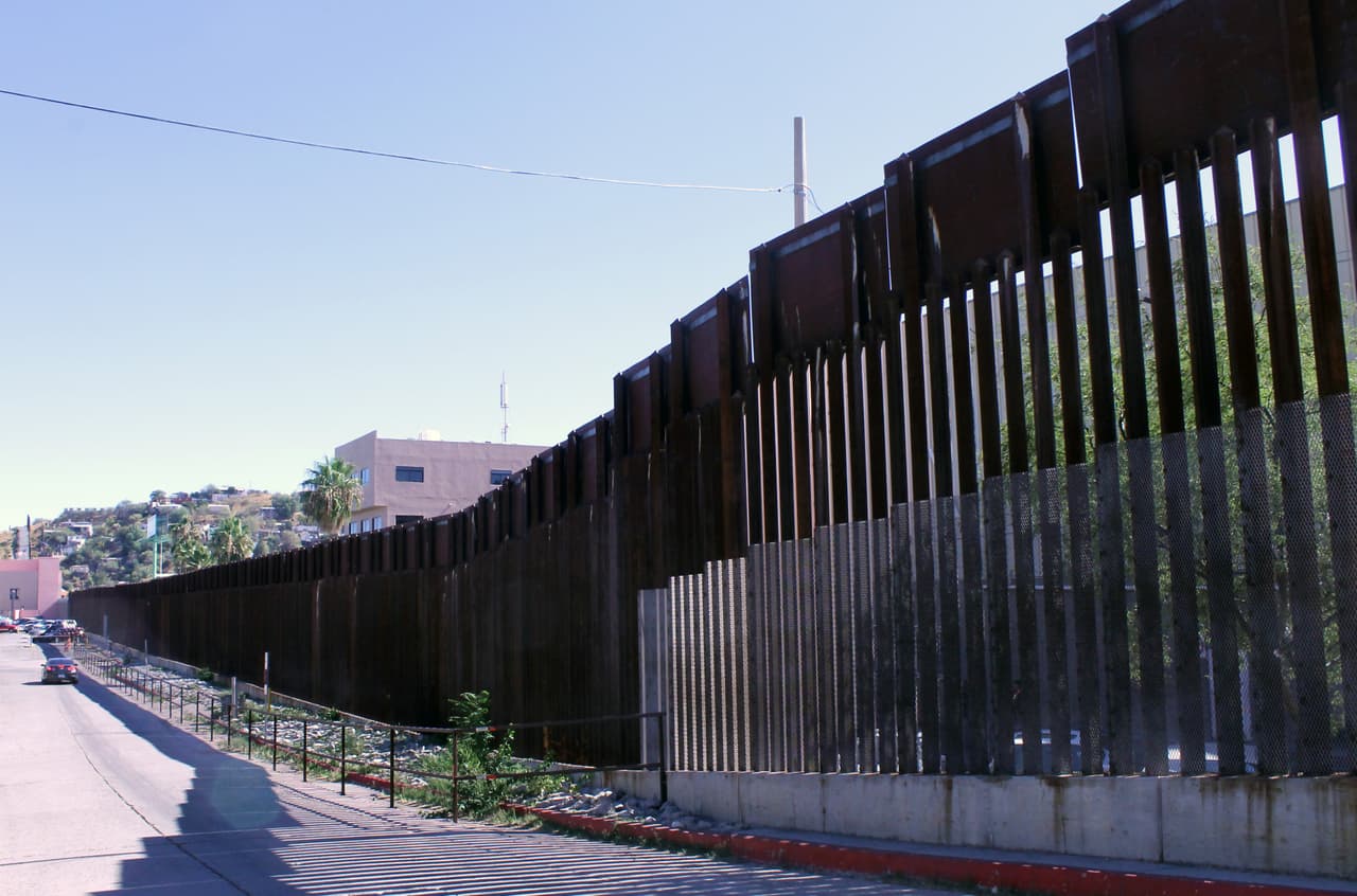 Instalan paneles de malla de acero sobre el muro fronterizo en Nogales