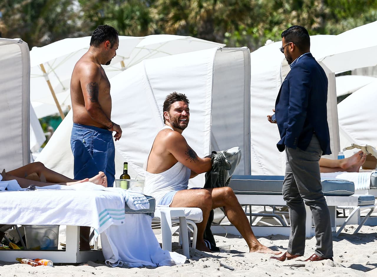 Julián Gil, quien la semana pasada se mostró muy afligido frente a las cámaras de televisión por la ruptura de su relación con Marjorie de Sousa, lucía más animado en la playa.
