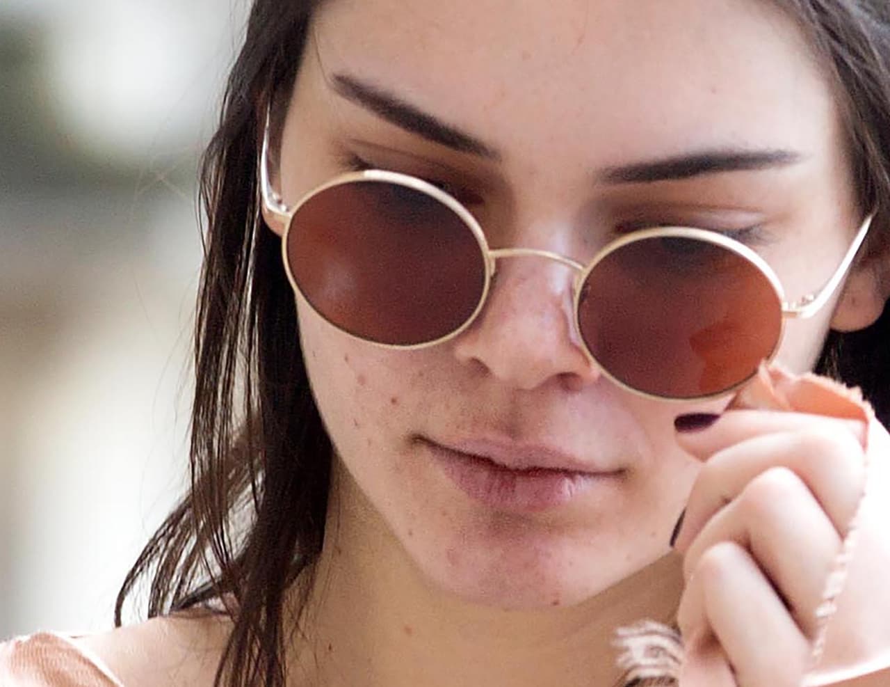 No obstante, el año pasado Christie Kidd, la dermatóloga de la modelo, reveló en una 
<b><a href="https://www.wmagazine.com/story/kendall-jenner-dermatologist-clear-skin-acne-treatment" target="_blank">entrevista para la revista W</a></b> cuál era el procedimiento que utilizaba para mantener la piel de Kendall libre de acné.