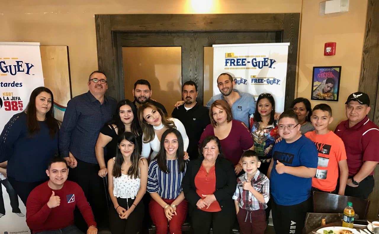 Antes del desfile, La Bronca, El Tambochi y El Compa Ivan, tuvieron la oportunidad de conocer algunos de sus fieles radioescuchas.