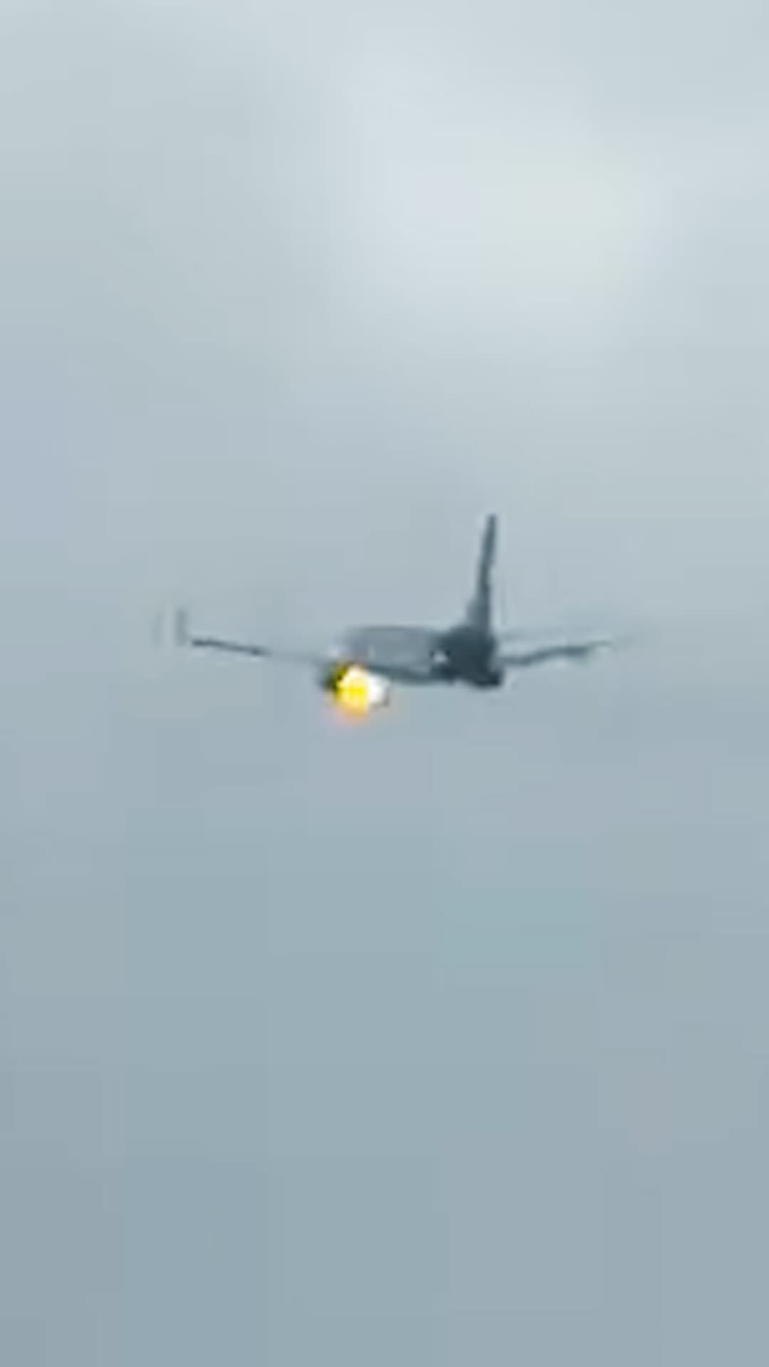 Avión aterriza de emergencia por incendio en motor