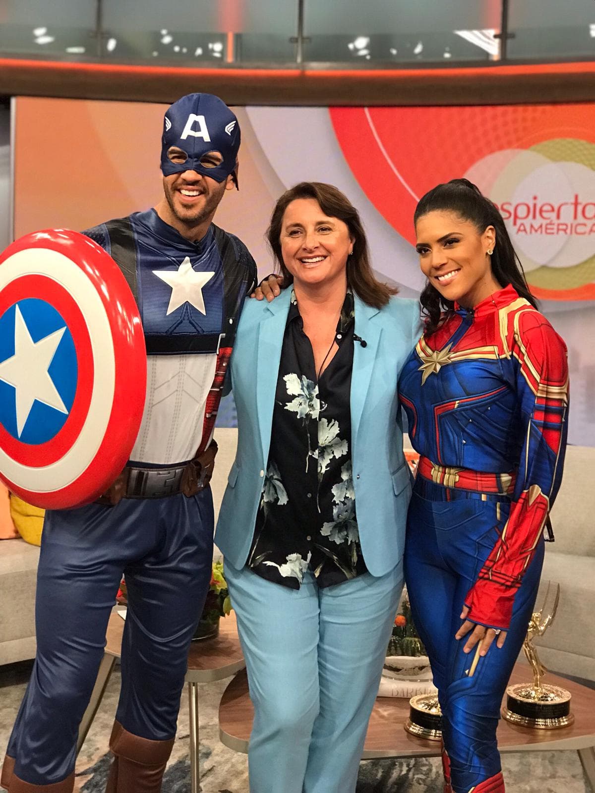 La productora ha puesto en alto a los latinos por su trabajo en los filmes más taquilleros de Estados Unidos. Victoria se sorprendió al verlos caracterizados y hasta se tomó el tiempo para arreglar detalles de sus disfraces.