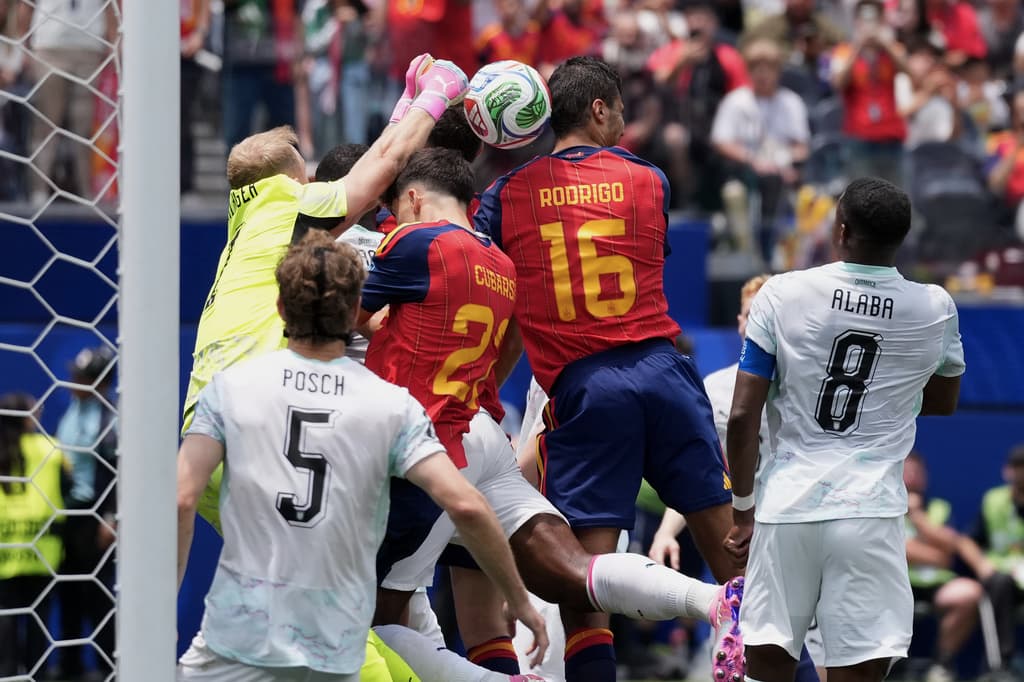 El portero de Austria, Alexander Schlager (arriba a la izquierda), intenta alcanzar el balón ante los españoles Pau Cubarsí (centro a la izquierda) y Rodri (16). (Foto AP/Jae C. Hong)