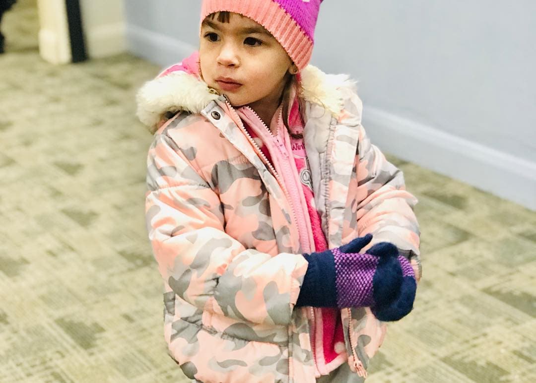 Muy bien protegida del frío, la pequeña Michelle, de tres años, estaba lista para la acción.