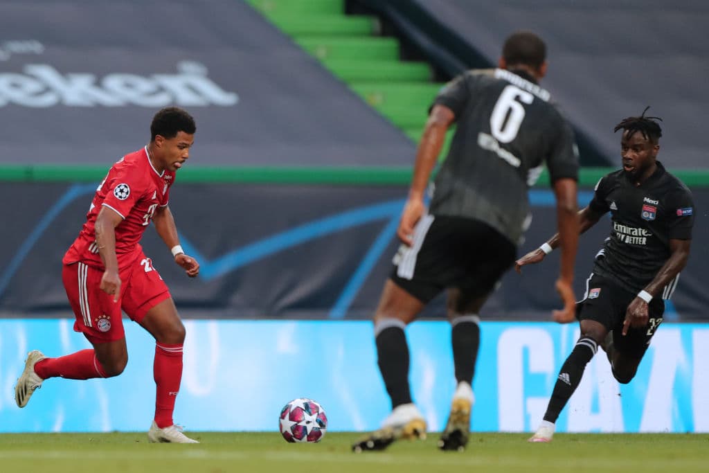 Gnabry dobla la ventaja en donde se le escapa entre las piernas el balón a Lewandowski.