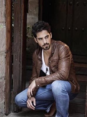 Además de Daniela, quien
<b><a href="https://www.univision.com/famosos/descansa-en-paz-daniela-rocio-sanchez-azuara-confirma-que-murio-la-unica-nina-de-sus-3-hijos-video" target="_blank"> murió el pasado 23 de septiembre</a></b>, la conductora también es madre de otros dos varones: Arturo y José Luis (foto), a quienes considera como "prioridades" en su vida.
<br>