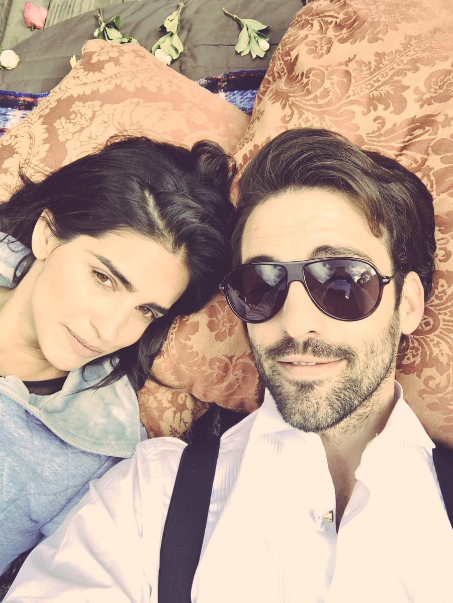 <b><a href="http://www.univision.com/series/rosario-tijeras/antonio-gaona-es-emilio-echegaray-en-rosario-tijeras">Antonio</a></b> le confesó a
<b> <a href="http://www.radioformula.com.mx/">Javier Poza</a></b> que el personaje de 'Emilio' lo construyó junto a 
<b><a href="http://www.univision.com/series/rosario-tijeras/barbara-de-regil-es-rosario-en-rosario-tijeras">Bárbara del Regil</a></b>, 
<b><a href="http://www.univision.com/series/rosario-tijeras/jose-maria-de-tavira-es-antonio-betancourt-en-rosario-tijeras">José María de Tavira</a> </b>y los directores de 'Rosario Tijeras', esto para que el personaje estuviera bien integrado con los demás actores.