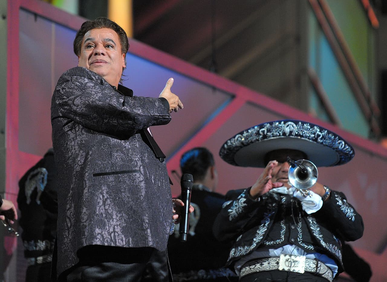 Juan Gabriel se ha dado a conocer por ser un artista cercano a la gente, es por eso que no dejó pasar la oportunidad de apoyar a la niñez.