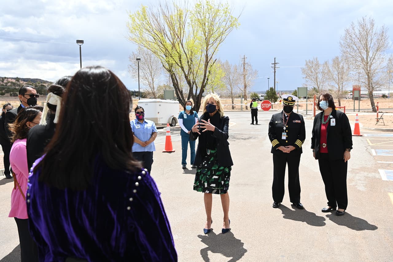 Cabe mencionar que esta no es la primera visita que hace a la Dra. Jill Biden a Arizona. Fue el pasado 23 de abril que
<a href="https://www.univision.com/local/arizona-ktvw/la-primera-dama-jill-biden-visitara-la-nacion-navajo-esta-semana-fotos">la Primera Dama visitó la Nación Navajo en Window Rock</a>; también para abordar temas del coronavirus.