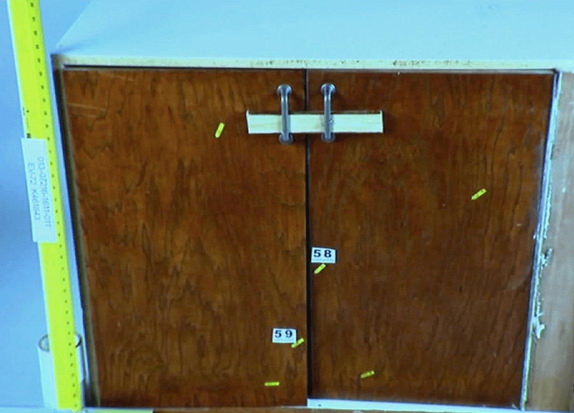 Gabrielito fue forzado a dormir dentro de un gabinete ubicado en la recámara de los acusados, con un calcetín dentro de la boca y una venda sobre los ojos. La imagen corresponde a una de las evidencias presentadas en la corte para explicar las distintas lesiones encontradas en el cuerpo del niño.