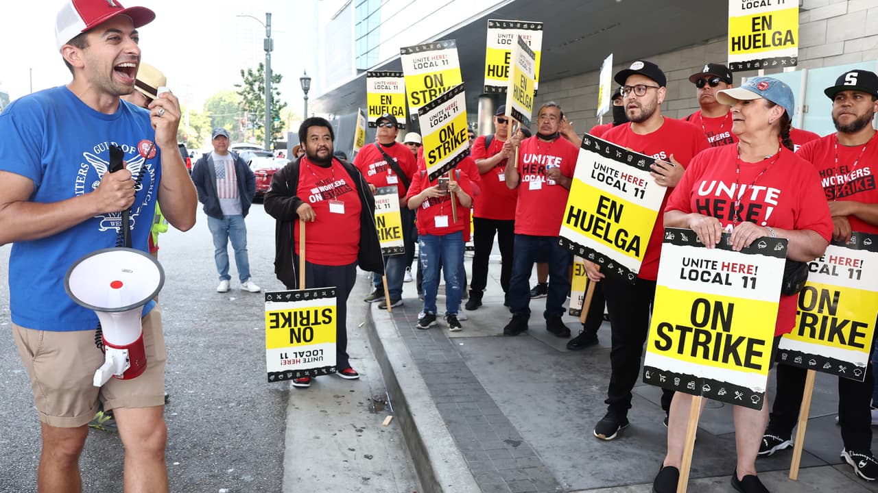 Empleados de hoteles se mantienen en huelga: exigen aumento de salario para lidiar con el costo de vida