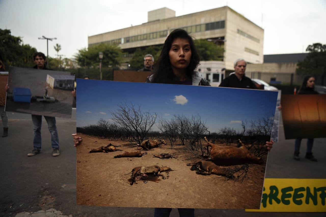 Activistas de Greenpeace frente a la embajada de EEUU en Argentina. La decisión de Donald Trump retira del pacto contra el calentamiento global al segundo país con más emisiones de gases de efecto invernadero del mundo.