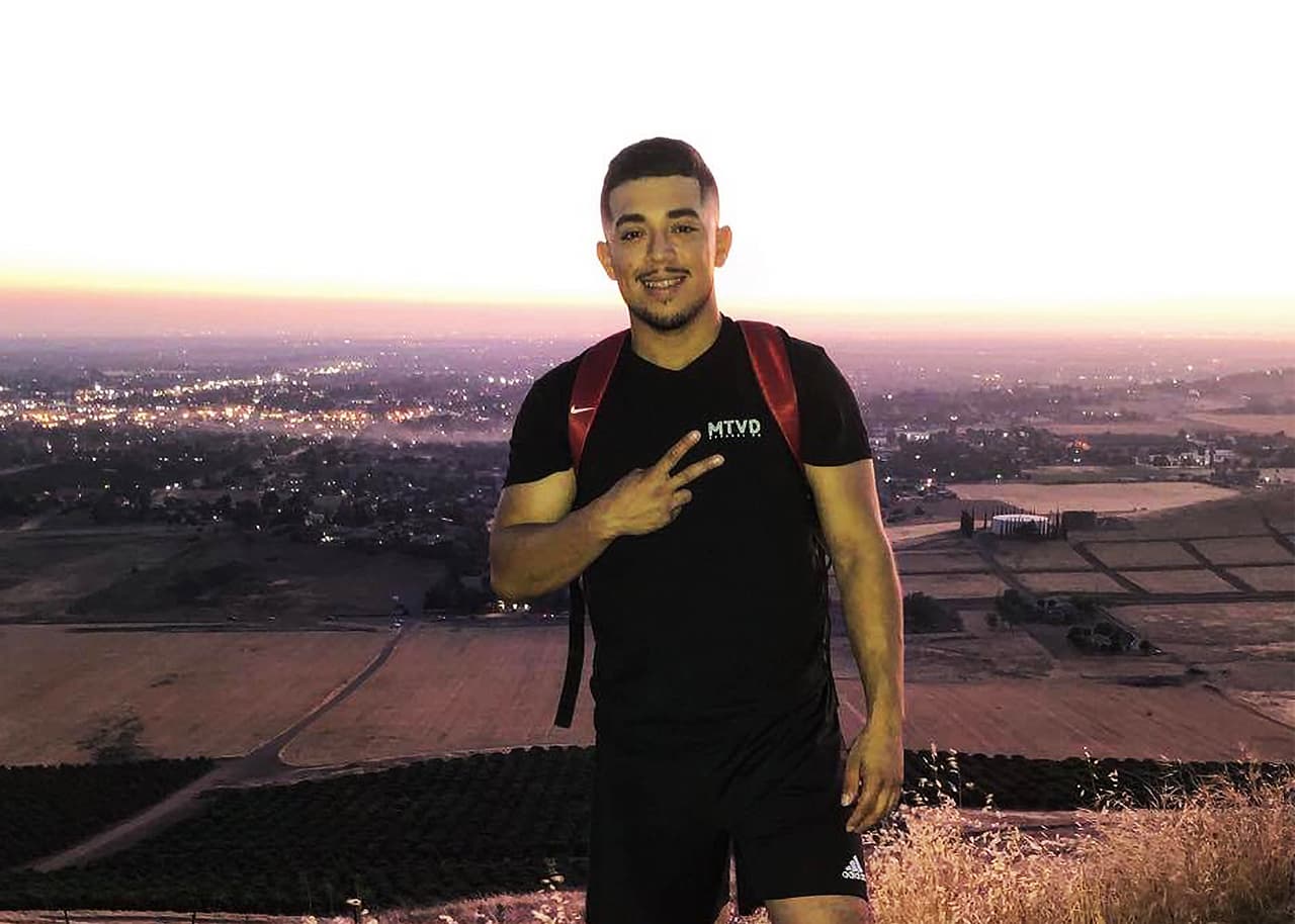 Derian nació en 1996 y según cuenta desde niño quiso ser bombero por ayudar a los demás. Sin embargo, una experiencia de vida lo marcó para siempre. Un incendio consumió sus vivienda cuando él tenía 10 años.