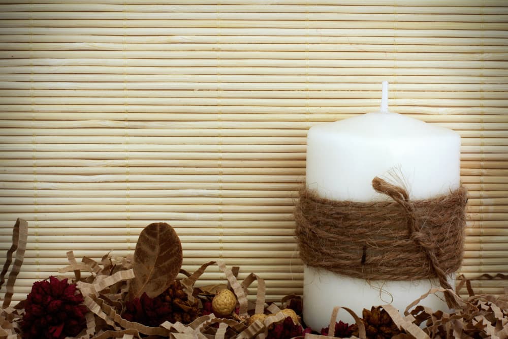 Necesitarás un velón blanco, que hay que consagrar para este ritual. Es decir, nombrar en voz alta que usarás esta vela con el objetivo de recibir más bendiciones.