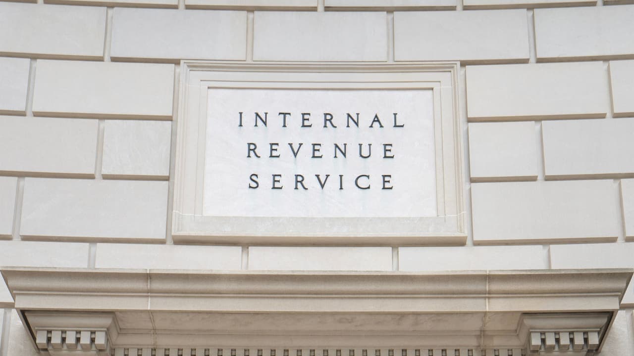 <h3 class="cms-H3-H3">Qué llevar para que te atiendan sin contratiempos 🔎</h3> Lleva todo junto,
<b> en papel o en fotos claras en tu teléfono: </b>
<br>👉🏻 Identificación con foto. 
<br>👉🏻 Número de Seguro Social o ITIN de todos los incluidos. 
<br>👉🏻 Formularios W 2 y 1099. 
<br>👉🏻 Información bancaria si quieres depósito directo. 
<br>
<b>💡 Ejemplo: </b>si cambiaste de trabajo durante el año, lleva todos los W 2, no solo el último.