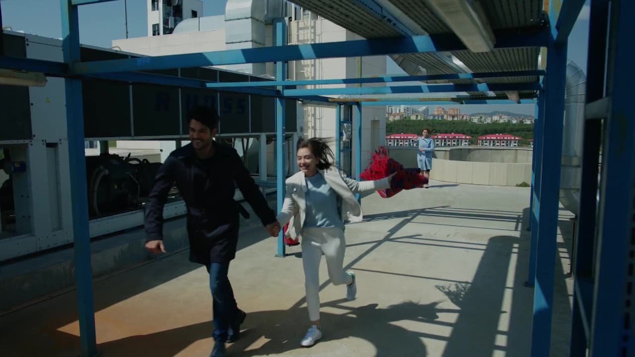 Triste por no poder estar con Kemal, 
<b>Nihan</b> intentó quitarse la vida. Durante su estadía en el hospital, él llegó para que pudieran escapar juntos y así darle una alegría para aferrarse a la vida.