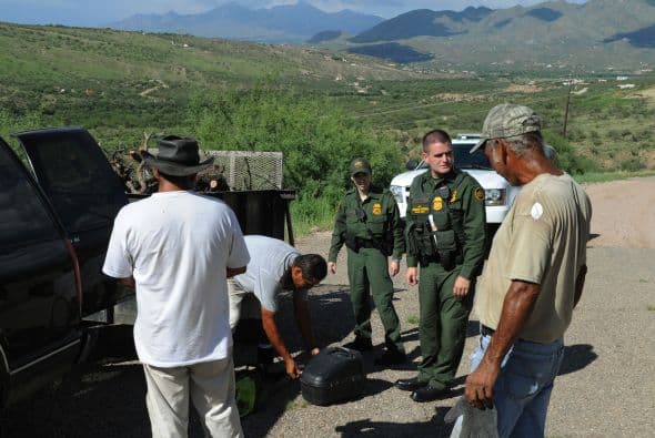 Agregó que también se han implementado otros programas en coordinación con la Oficina de Inmigración y Aduanas (ICE) a través de los cuales los indocumentados arrestados en Arizona son repatriados por otros puertos de entrada localizados en estados como California y Texas.