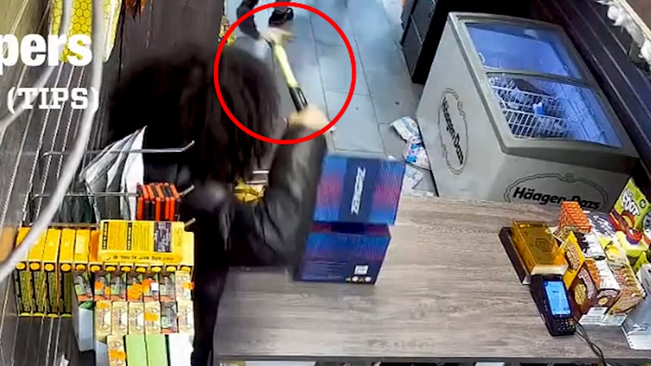 Presuntos ladrones asaltan tabaquería en Brooklyn y utilizan martillo contra empleados