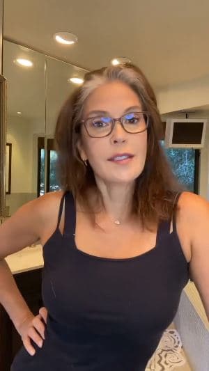 <b>Teri Hatcher</b>, otra protagonista de la serie 'Desperate Housewives', trata de equilibrar las frases "aceptarme como soy" y "tratar de mejorar". Ha usado sus redes sociales para mostrar cómo se tiñe el pelo. Incluso realizó un tutorial para que sus seguidores aprendan a deshacerse de sus raíces grises.