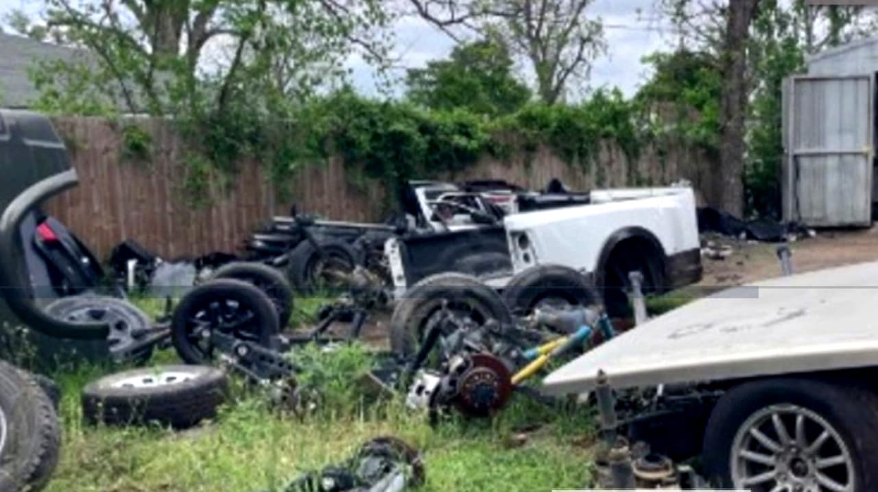 Iban a ejecutar una orden de arresto y encuentran 11 vehículos robados en el condado Harris