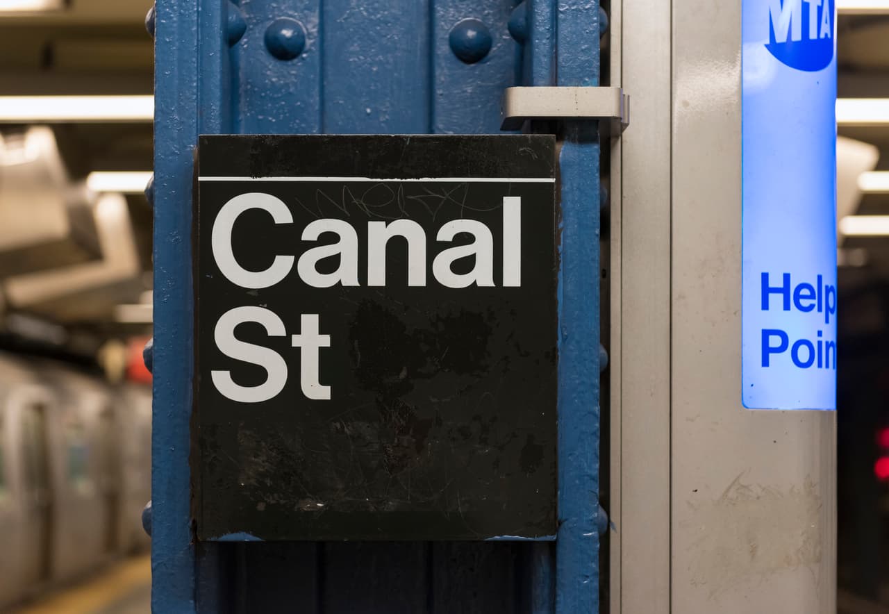 Matan de un disparo a un hombre dentro del vagón de un tren en Manhattan: el sospechoso se fugó