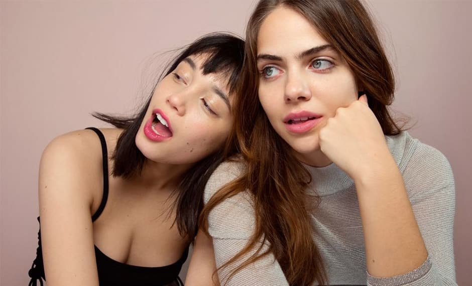 En 2010, Weiss creó el blog de belleza Into the Gloss pues detectó que faltaba gente que hablara sobre productos de belleza, recomendaciones y creía que existía poca cobertura en el mercado digital en ese ámbito.