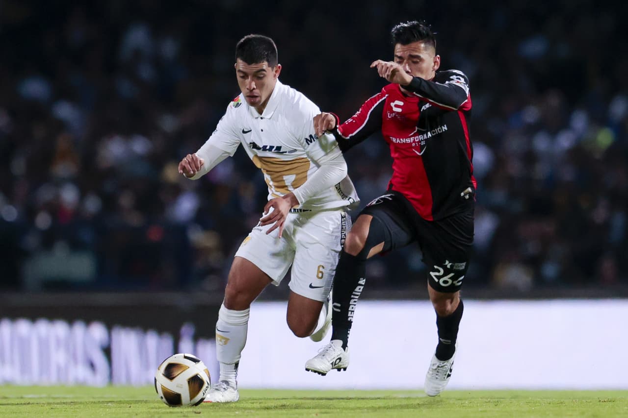 Con un cañonazo de Julio Furch en el primer tiempo, Atlas logra vencer de visita a los Pumas 0-1 y tomán una muy cómoda ventaja en las semifinales del futbol mexicano.