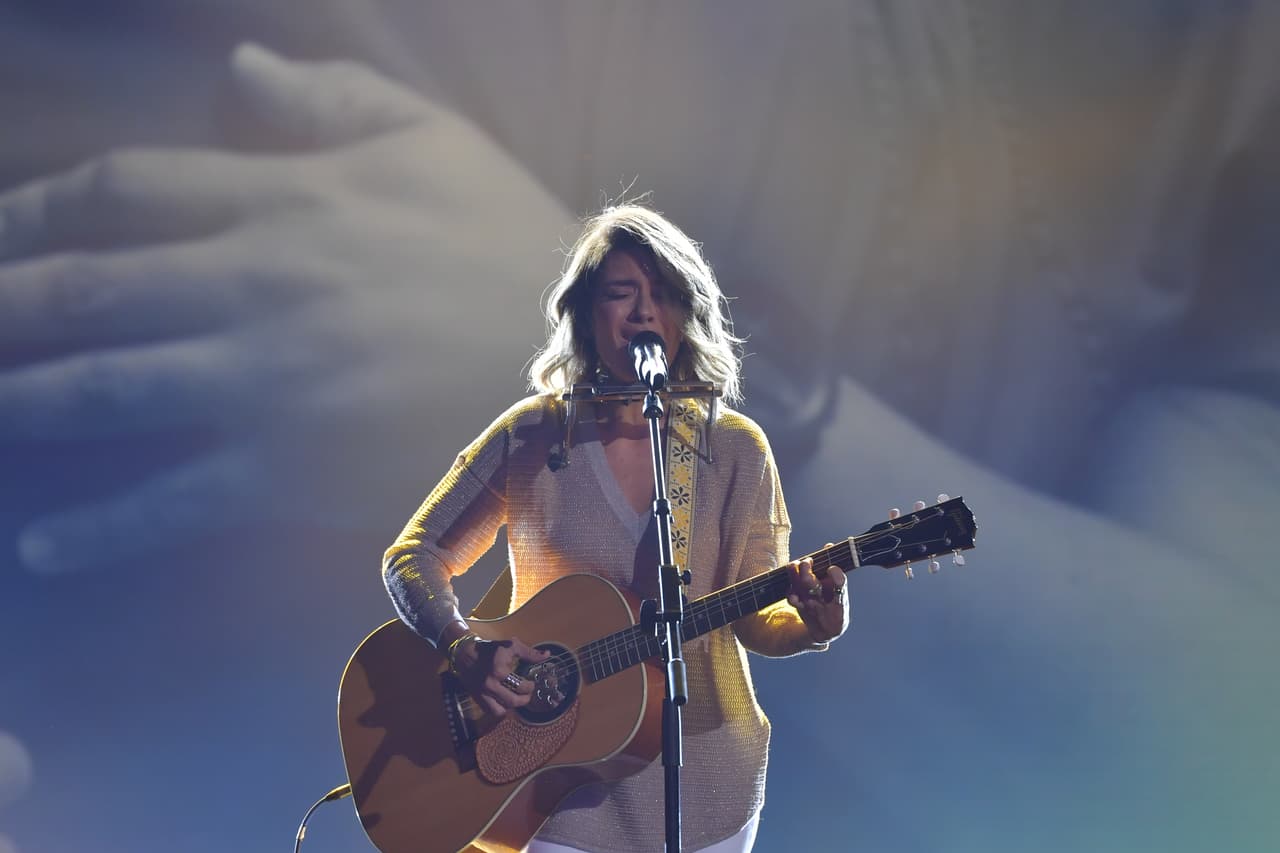 La cantautora puertorriqueña Kany García interpretó con pasión 'Solo le pido a Dios', compartiendo la intención de que nadie fuese indiferente al dolor de los afectados.