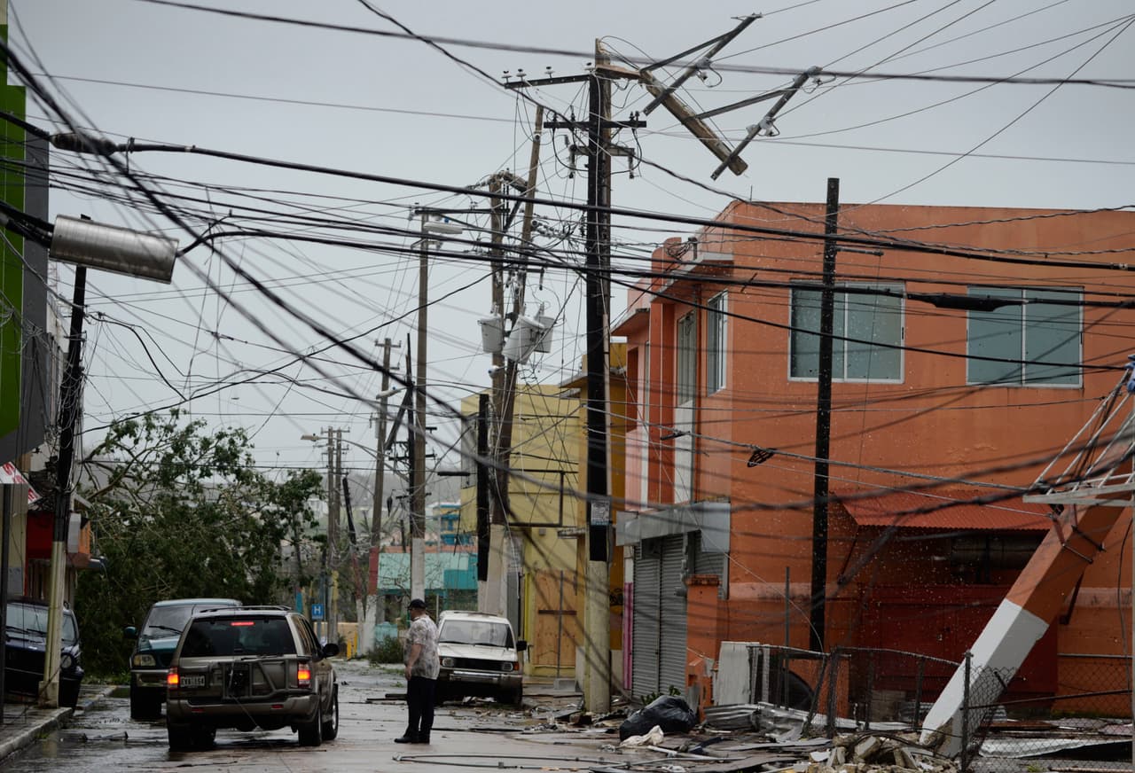 Daños al tendido eléctrico en Humacao, Puerto Rico, tras el paso del huracán María.