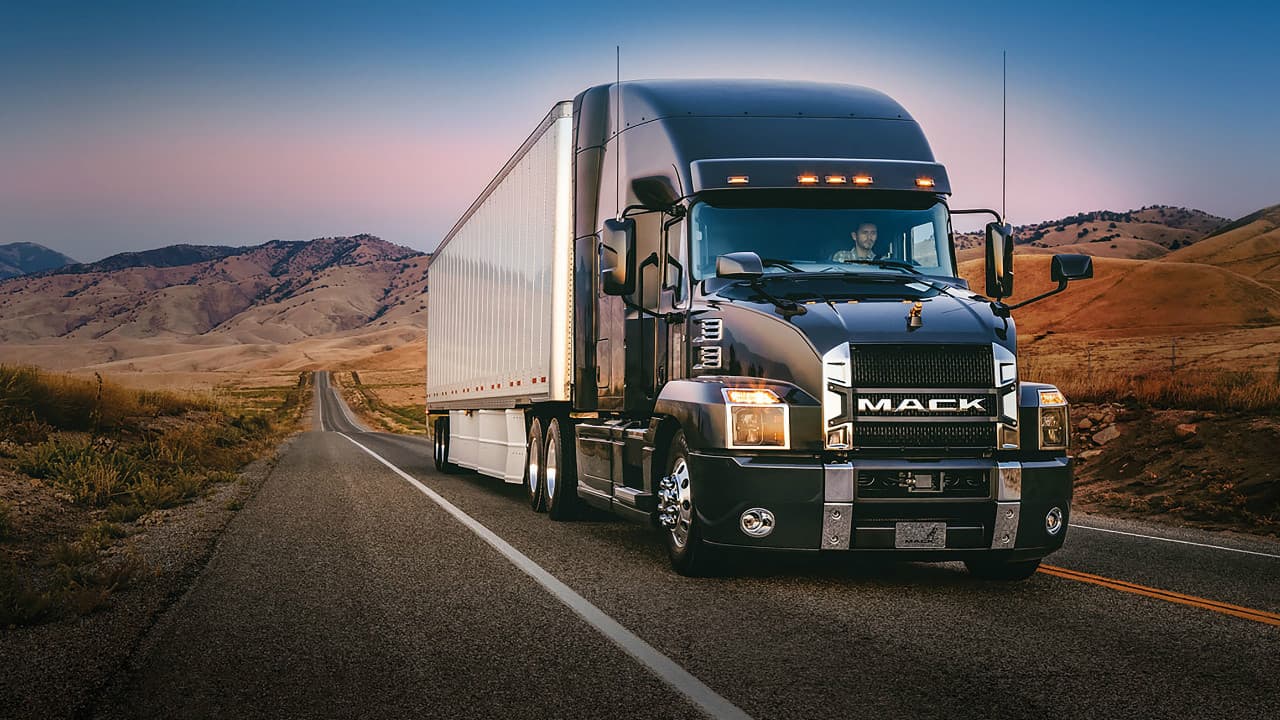 En los camiones de este tipo la aerodinámica es uno de los puntos más importantes a cuidar. En el caso del 
<b>Mack Anthem</b>, con una de las cabinas más altas del mercado (2.10 metros / 6.9 pies) cuenta con un nuevo techo, cubiertas de espejos retrovisores, nueva fascia y hasta la parrilla rediseñada. Todas las pruebas de aerodinámica se realizaron en el 
<b>Centro Espacial Kennedy </b>en Florida. La iluminación ahora es a través de luces de LED.