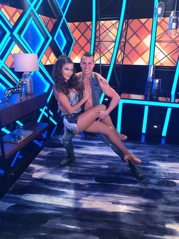 Aquí la vemos junto a su bailarín Jon, México y El Salvador encendieron la pista de baile esta noche.