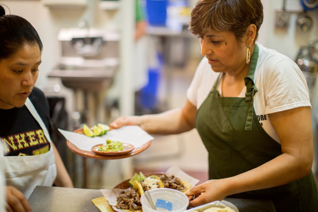 El éxito de la comida de esta chef mexicana en Filadelfia le ha permitido convertirse en una voz importante dentro de su comunidad y ella la aprovecha para llamar la atención de los medios de comunicación sobre el lado humano de la industria restaurantera de EEUU, sostenida en gran medida por inmigrantes indocumentados.