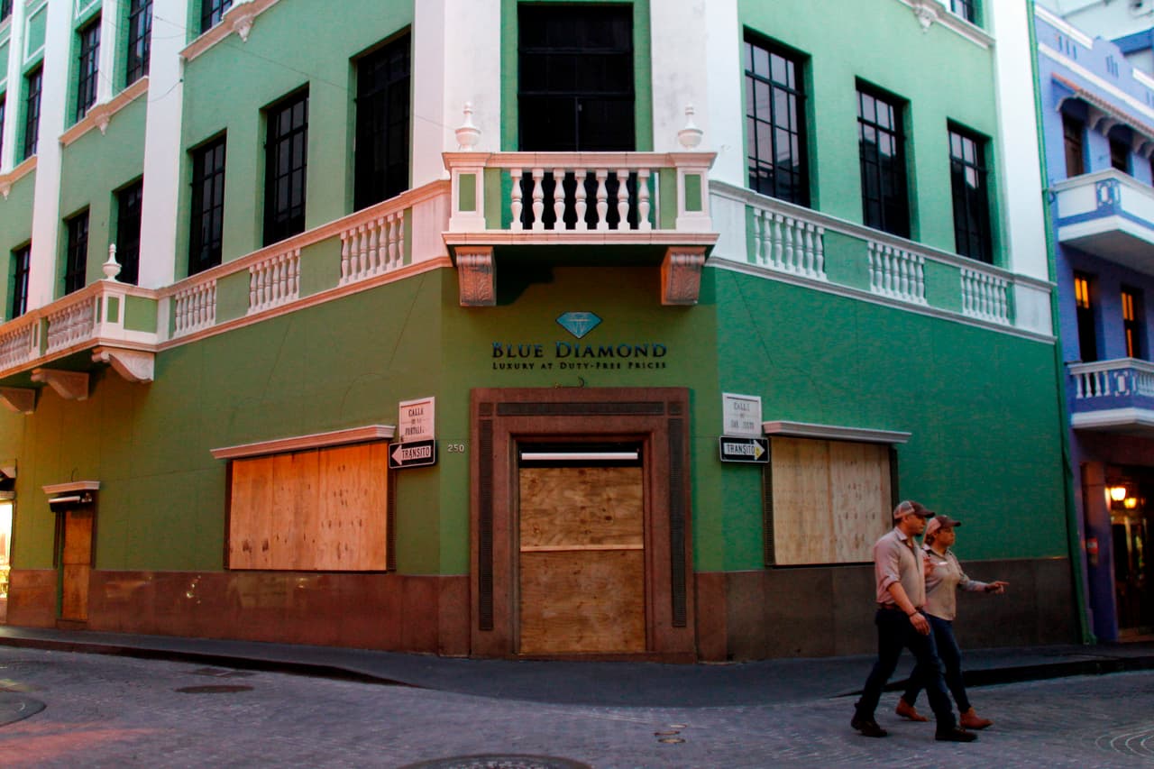 Dos semanas después del azote de Irma, la escena se repite en todo Puerto Rico mientras los ciudadanos se abastecen y toman medidas para proteger sus propiedades antes de la llegada del violento huracán María.