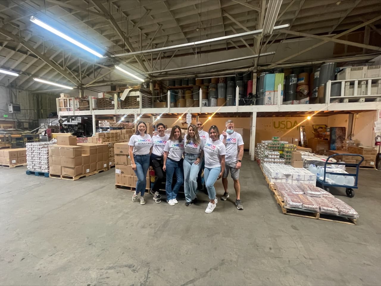 Empleados de Univision 34 Los Angeles sirviendo a la comunidad el 14 de octubre durante el Dia de Servicio "Unidos Por Los Nuestros"